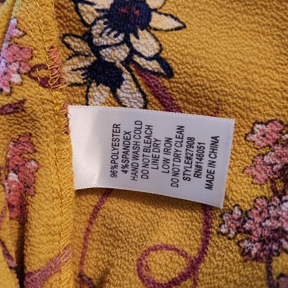 Garden Floral Sleeveless Blouse - Picture 9 of 9